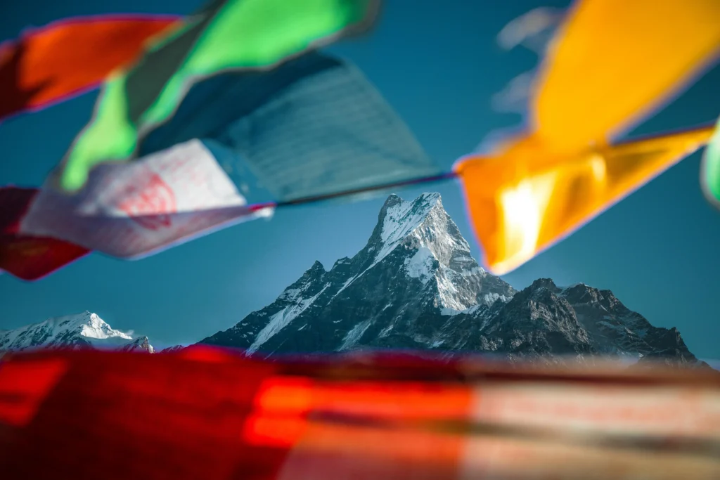 Als je wandelt in de Himalaya wordt je altijd verblijd kleurrijke vlaggetjes