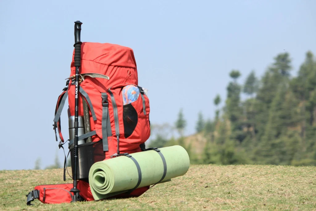 Backpack met wandelstokken en een matje