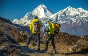Wandelaars nemen pauze bij hike door Nepal